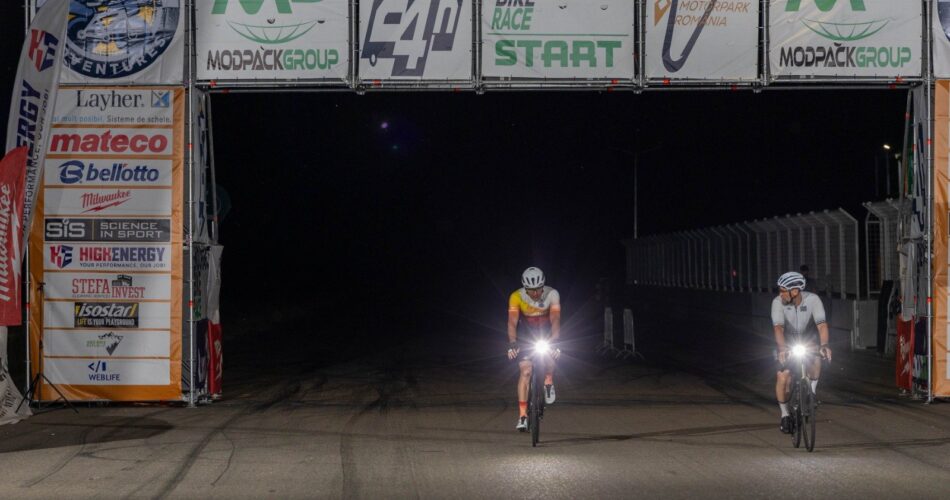Ciclisti pe circuit in timpul noptii la 24h Endurance Bike Race 2026